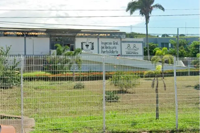 El secretario de Seguridad federal confirmó que una persona externa ingresó al penal durante el disturbio y ya fue identificada. Sobre el caso de turistas del Edomex, informó que hay dos detenidos y que se preparan más órdenes de captura.