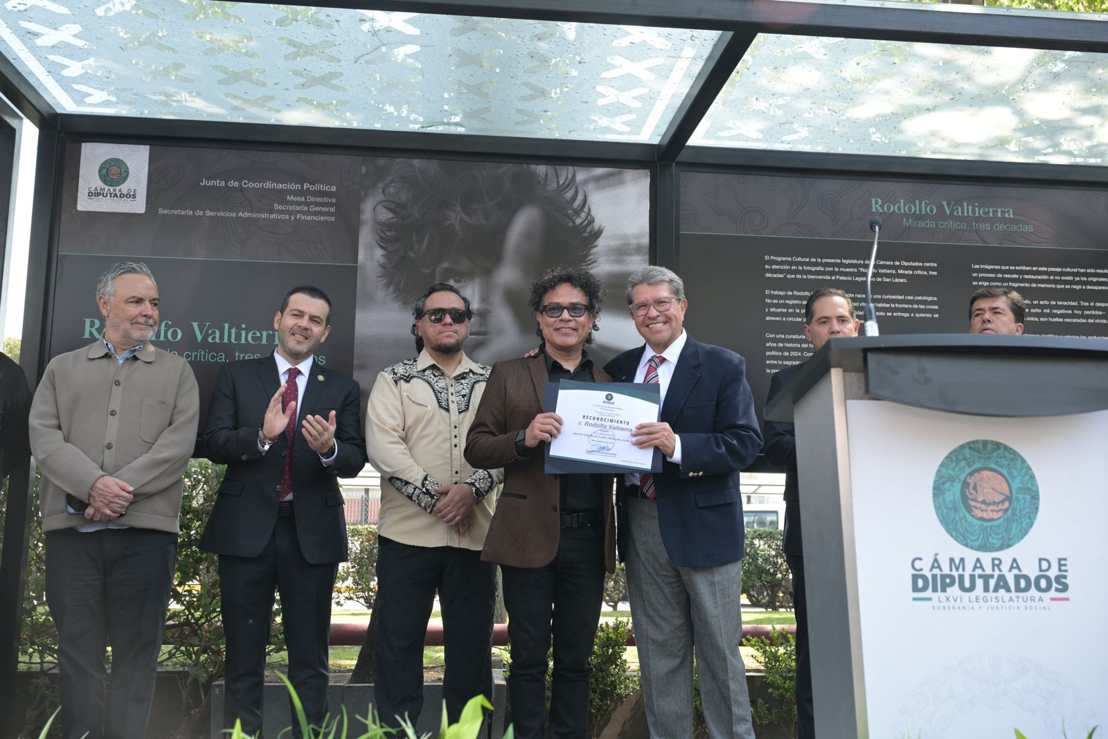 La muestra “Rodolfo Valtierra: Mirada Crítica, tres décadas” reúne 23 obras que recorren 35 años de trayectoria del fotógrafo zacatecano y se exhibe en el pasaje cultural Zapata del Palacio Legislativo.