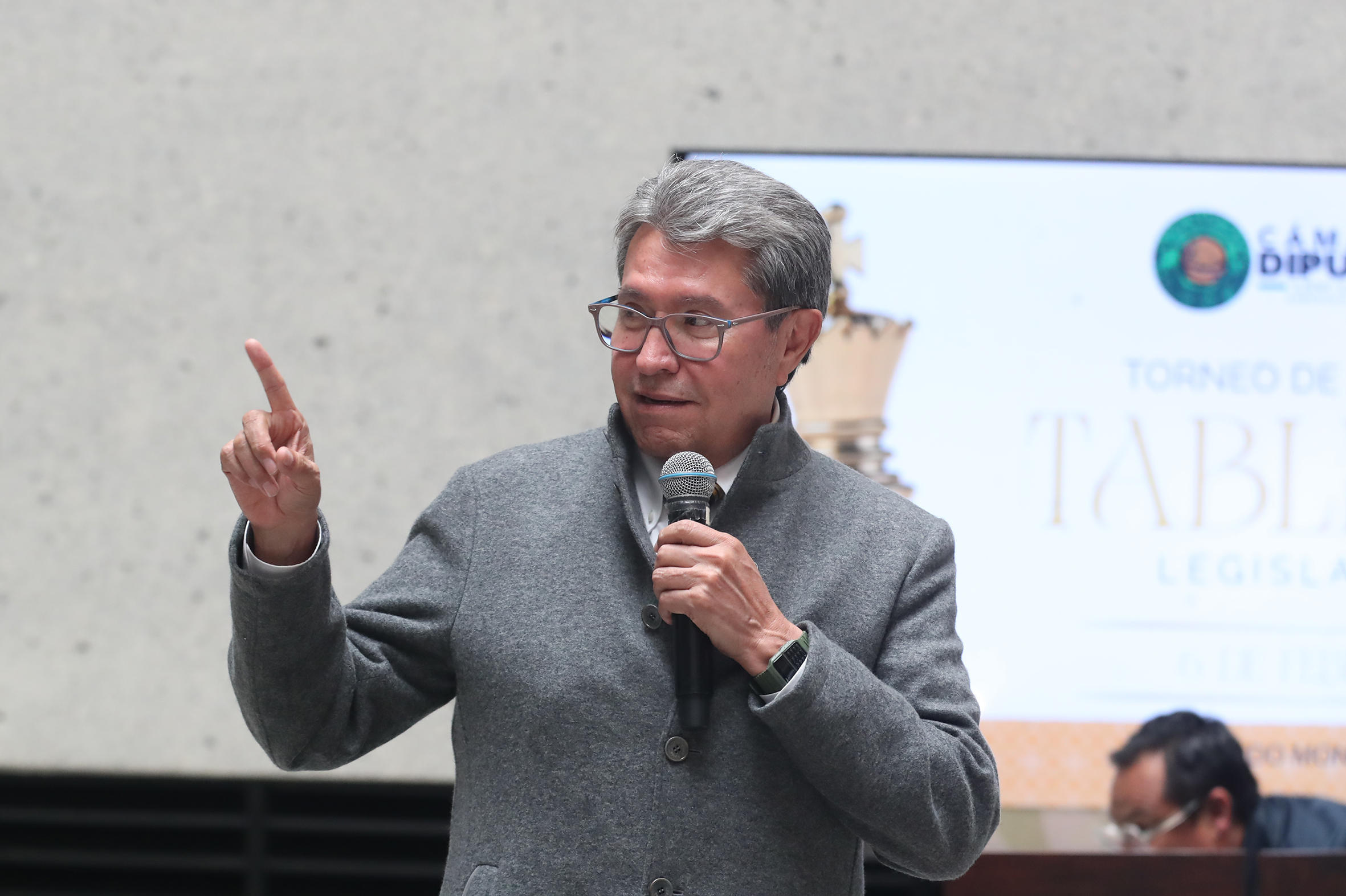 El coordinador de Morena en la Cámara de Diputados afirmó que la presidenta Claudia Sheinbaum marca un estilo republicano y consideró que el acto del lustrado de zapatos al ministro presidente no fue intencional, aunque dejó una lección para los servidores públicos.