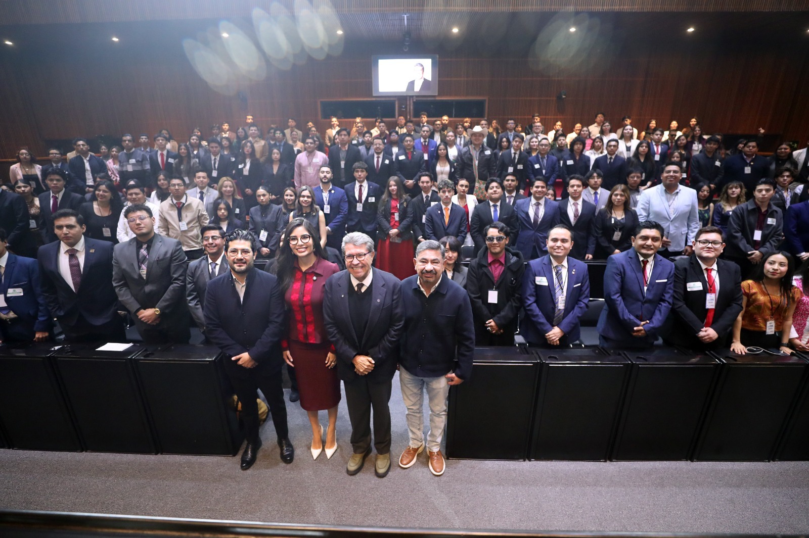 En la inauguración del Parlamento Juvenil Nacional 2026, el legislador destacó la participación de 200 jóvenes de 28 estados y defendió el servicio público como una vocación que exige preparación y resistencia ante la “guerra sucia”.