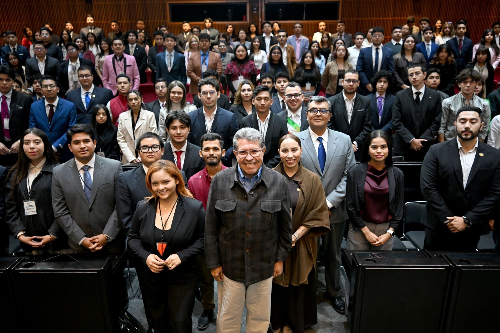 En el Parlamento Juvenil Nacional 2026, el coordinador de Morena en San Lázaro urgió a sacudir los procesos de selección de candidatos y anunció la conclusión de su libro “Morena. Historia y perspectivas”, que no será puesto a la venta.