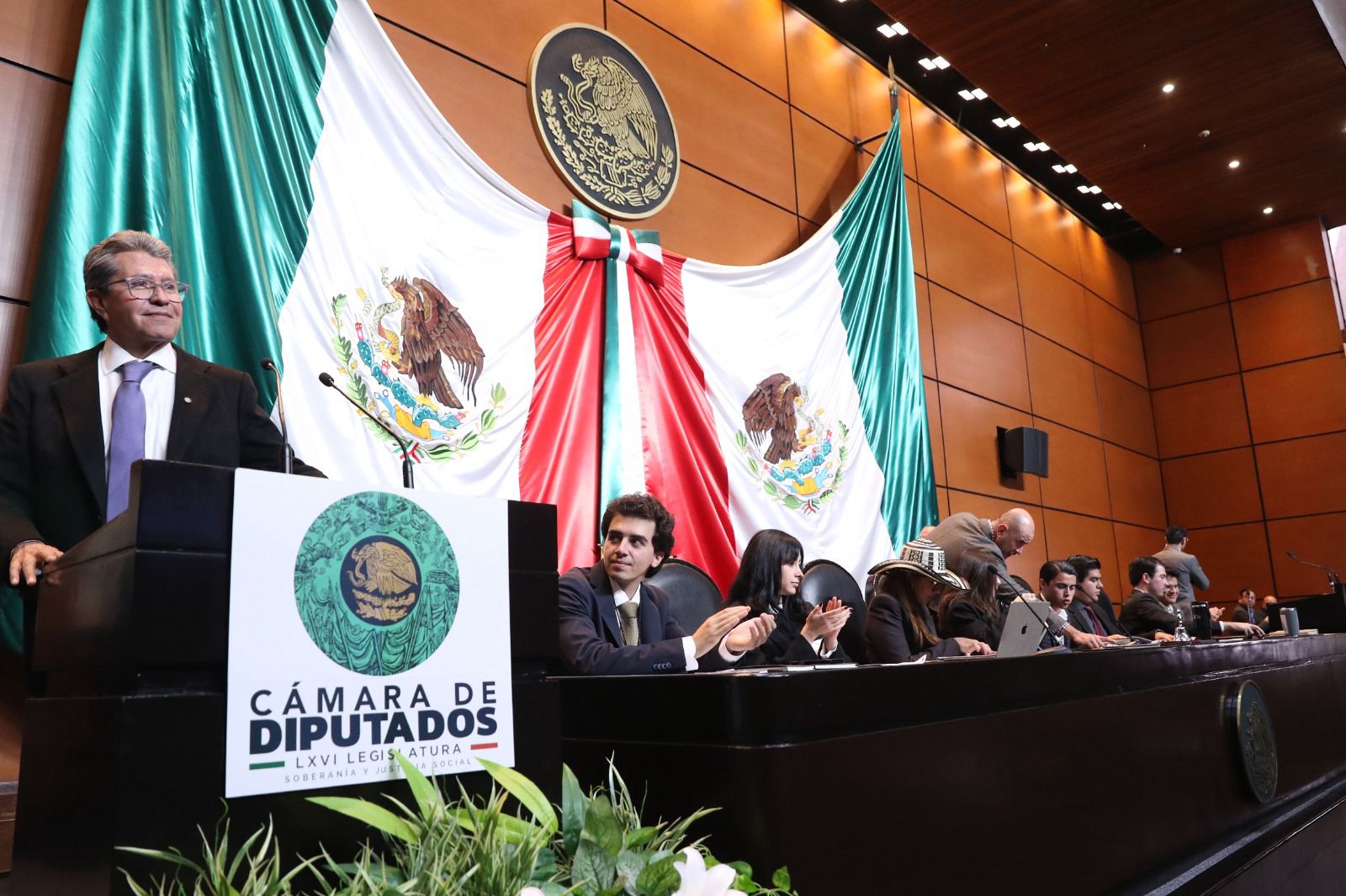 El coordinador de la Jucopo llamó a renovar los liderazgos y pidió a 82 jóvenes asumir con libertad el ejercicio legislativo; debatieron temas como inteligencia artificial, agua y acceso a la justicia.