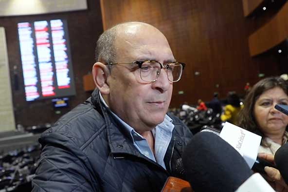 El coordinador del PRI en la Cámara de Diputados demandó suspender la discusión de la reforma electoral, criticó la falta de diálogo del oficialismo y denunció abandono a migrantes, opacidad en Pemex y fallas graves en la estrategia de seguridad.