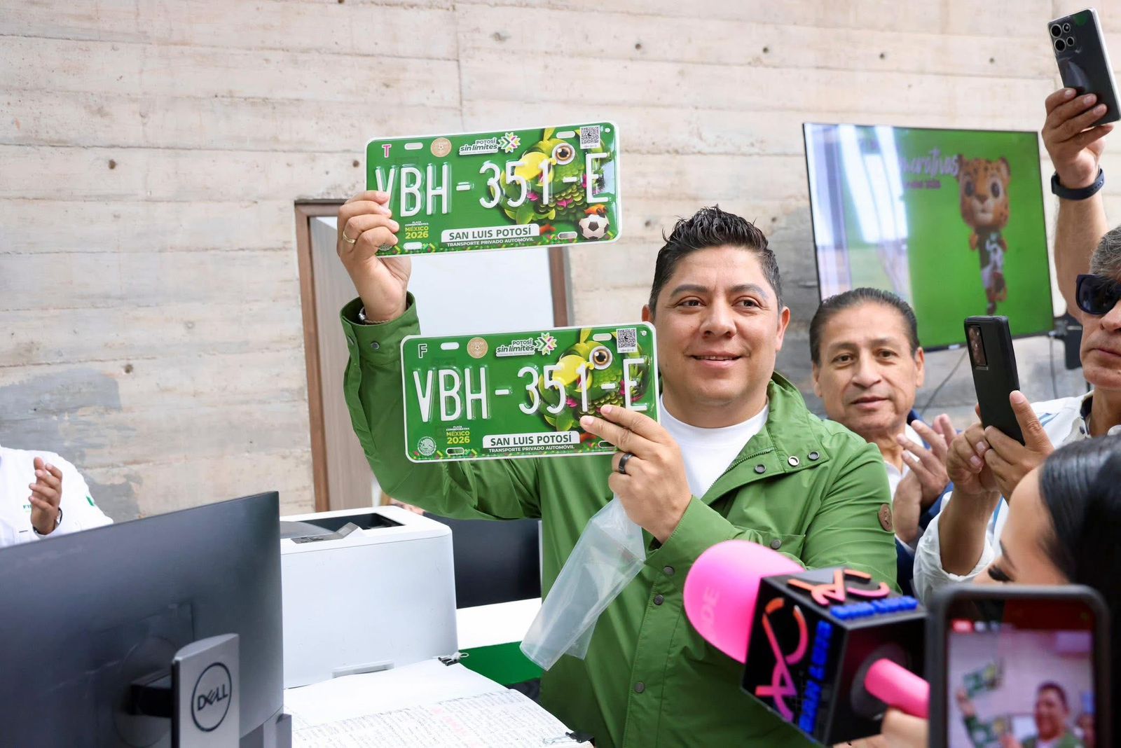 Con un tiraje inicial de 30 mil unidades autorizadas por la Federación rumbo a la Copa del Mundo 2026, el Gobierno estatal puso en circulación las placas conmemorativas. Estarán disponibles en las cuatro regiones de la entidad.