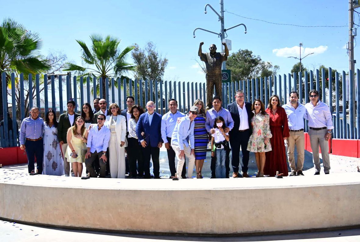 El Gobernador de San Luis Potosí participó en la revelación de una escultura en honor al empresario y ex alcalde capitalino, a quien destacó como impulsor del deporte profesional y formativo en la entidad.