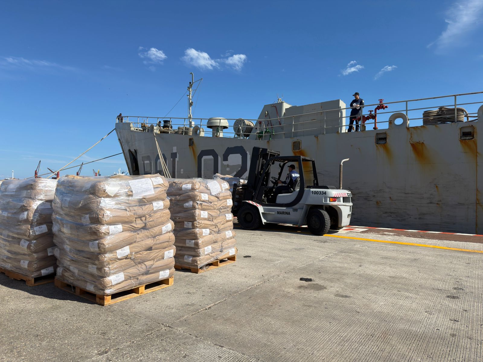 Dos buques de la Armada de México zarparon de Veracruz con víveres y leche en polvo; el Gobierno federal refrenda su tradición solidaria con la isla.