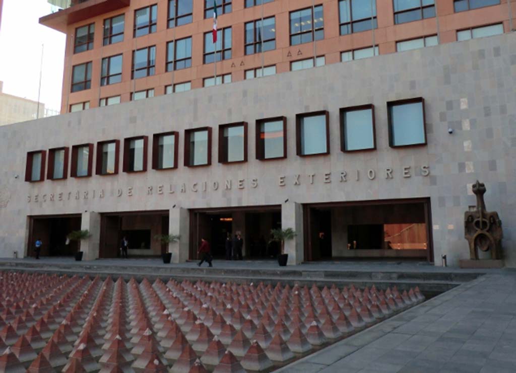 La Secretaría de Relaciones Exteriores advierte que no realiza llamadas para pedir datos personales ni recursos; presenta denuncia ante autoridades.