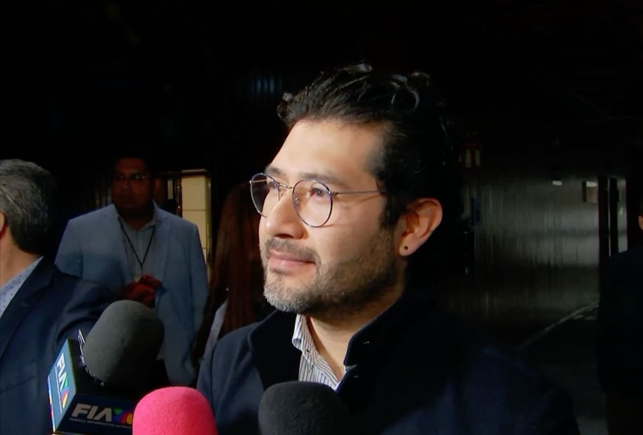 El secretario del Trabajo afirma que la medida busca garantizar descanso, salud y equilibrio laboral; jóvenes llaman a fortalecer la democracia incluyente.