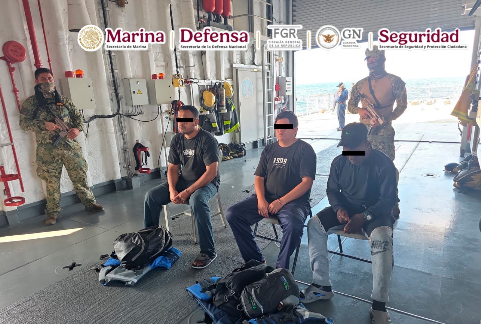 Fuerzas federales aseguran 179 bultos y detienen a tres tripulantes a más de 250 millas náuticas de Manzanillo, Colima.