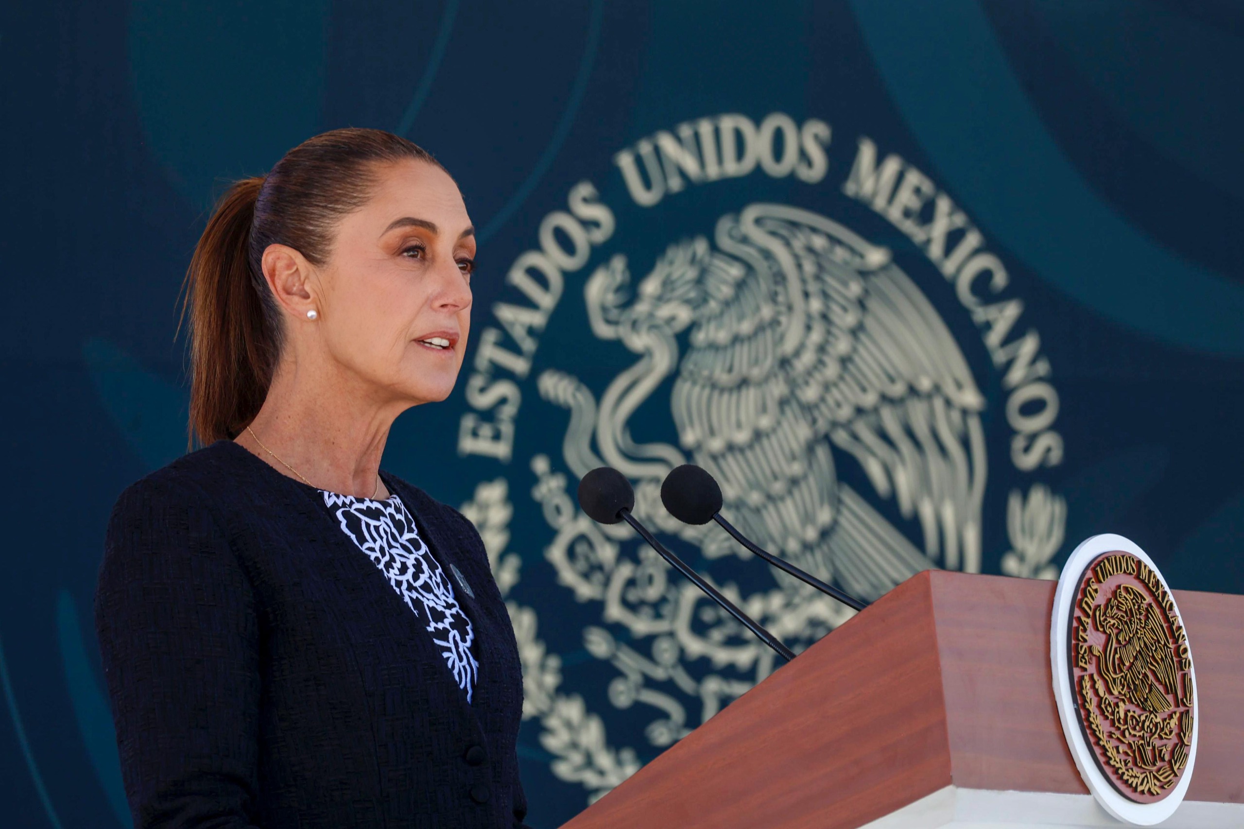 En la conmemoración del 111 Aniversario de la Fuerza Aérea Mexicana, la presidenta Claudia Sheinbaum Pardo resaltó el carácter popular y humanista de las Fuerzas Armadas, evocó pasajes clave de la historia nacional y subrayó que la soberanía y la democracia sólo se sostienen con fidelidad a la voluntad ciudadana.