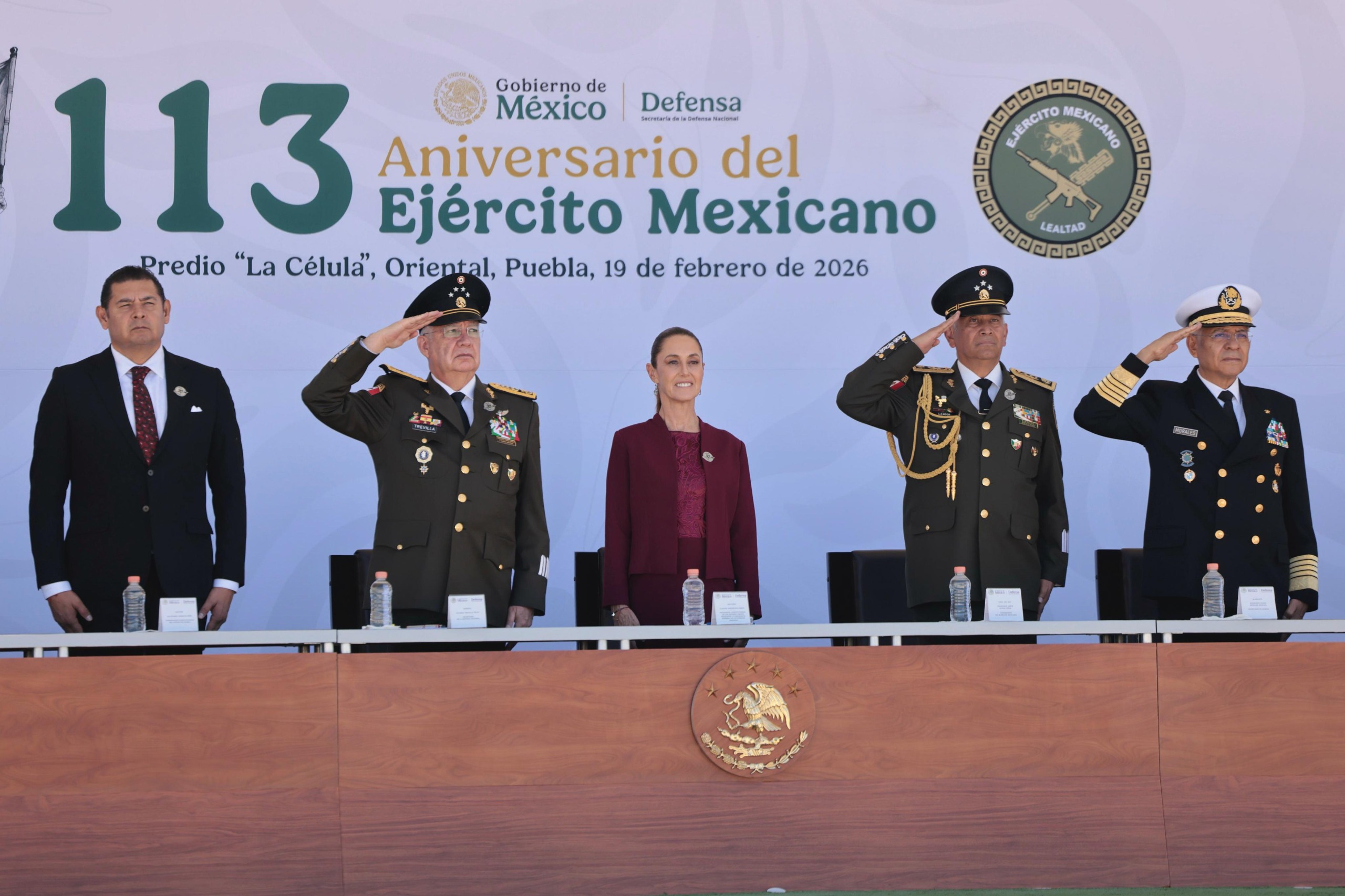 En el Día del Ejército, la presidenta sostuvo que las Fuerzas Armadas son pilar de la independencia nacional frente a presiones externas. Recordó la Decena Trágica, el origen constitucionalista del instituto armado y destacó su papel en seguridad, infraestructura y atención a desastres.