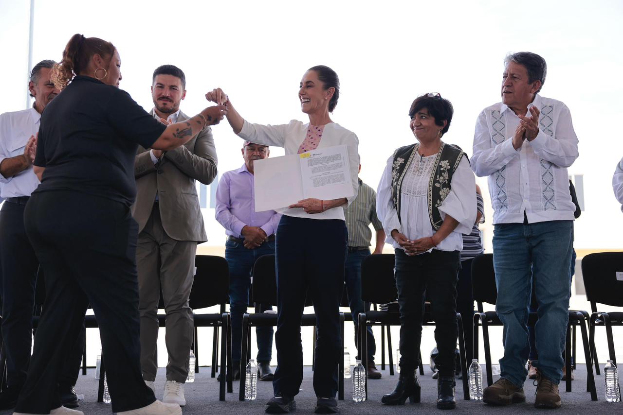 La presidenta defendió la función social del Estado y afirmó que los derechos básicos no pueden quedar en manos del mercado. Destacó la reducción de créditos impagables, la construcción de escuelas y hospitales, y el impacto de los programas de bienestar en la disminución de la pobreza.