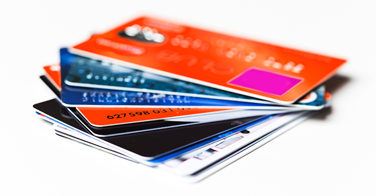 La iniciativa busca impedir que los bancos cobren por la emisión física o electrónica del documento y declara nulas las cláusulas que establezcan dichas comisiones.