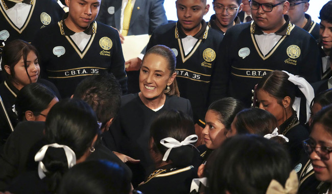 La presidenta propone ajustar planes de estudio de educación media superior para aligerar la carga académica.