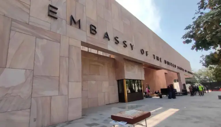 La Embajada de Estados Unidos en México emitió una alerta de seguridad en la que recomendó a sus ciudadanos permanecer en resguardo, limitar desplazamientos y monitorear información oficial ante reportes de narcobloqueos en Jalisco y zonas aledañas.