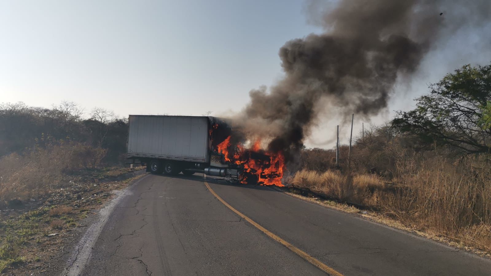 El Gabinete de Seguridad reporta incendios de vehículos y ataques a gasolineras tras acción de alto impacto en Jalisco; 23 bloqueos continúan activos.