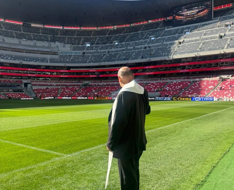 Previo al partido entre México y Portugal, el recinto fue consagrado en una ceremonia encabezada por la Iglesia; destacan valores de fraternidad, juego limpio y reconocimiento a trabajadores.