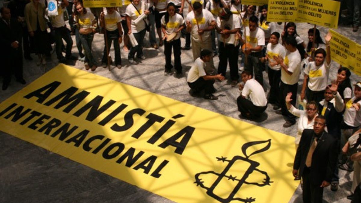 La organización advierte que la medida debilita la labor de las ONG y reduce recursos para derechos humanos, mientras el SAT argumenta incumplimientos legales.