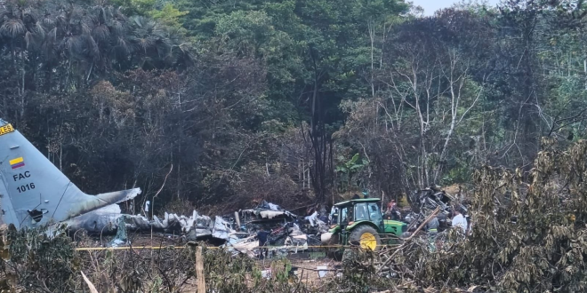 Un avión Hércules de la Fuerza Aérea Colombiana se estrelló poco después de despegar en Putumayo con más de 120 personas a bordo. El saldo mortal ascendió a 66 víctimas, en uno de los peores accidentes militares recientes del país.