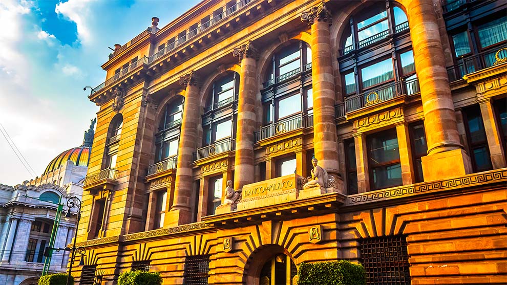 El banco central mexicano redujo el costo del dinero en 25 puntos base, en una decisión dividida que refleja preocupación por la economía global y la incertidumbre geopolítica.