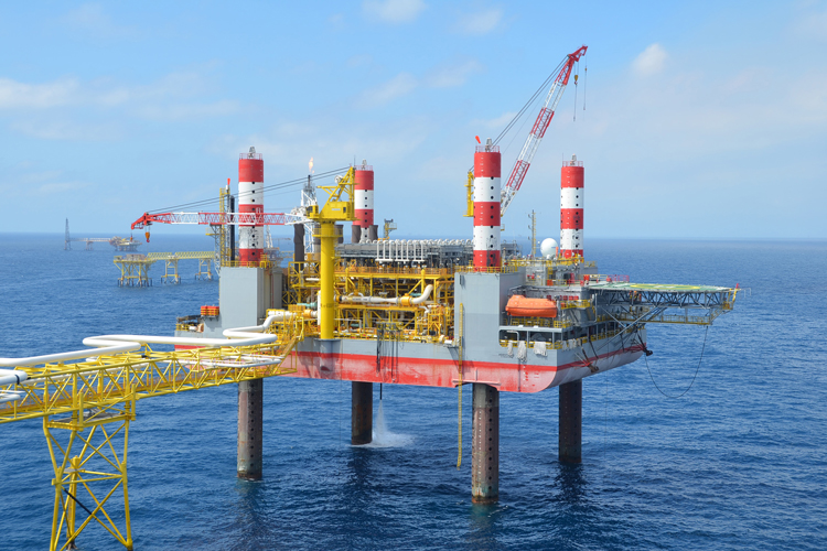 Autoridades federales señalan que no hay evidencia de derrame en instalaciones petroleras y analizan posibles emanaciones naturales; continúan labores de limpieza y apoyo a pescadores.