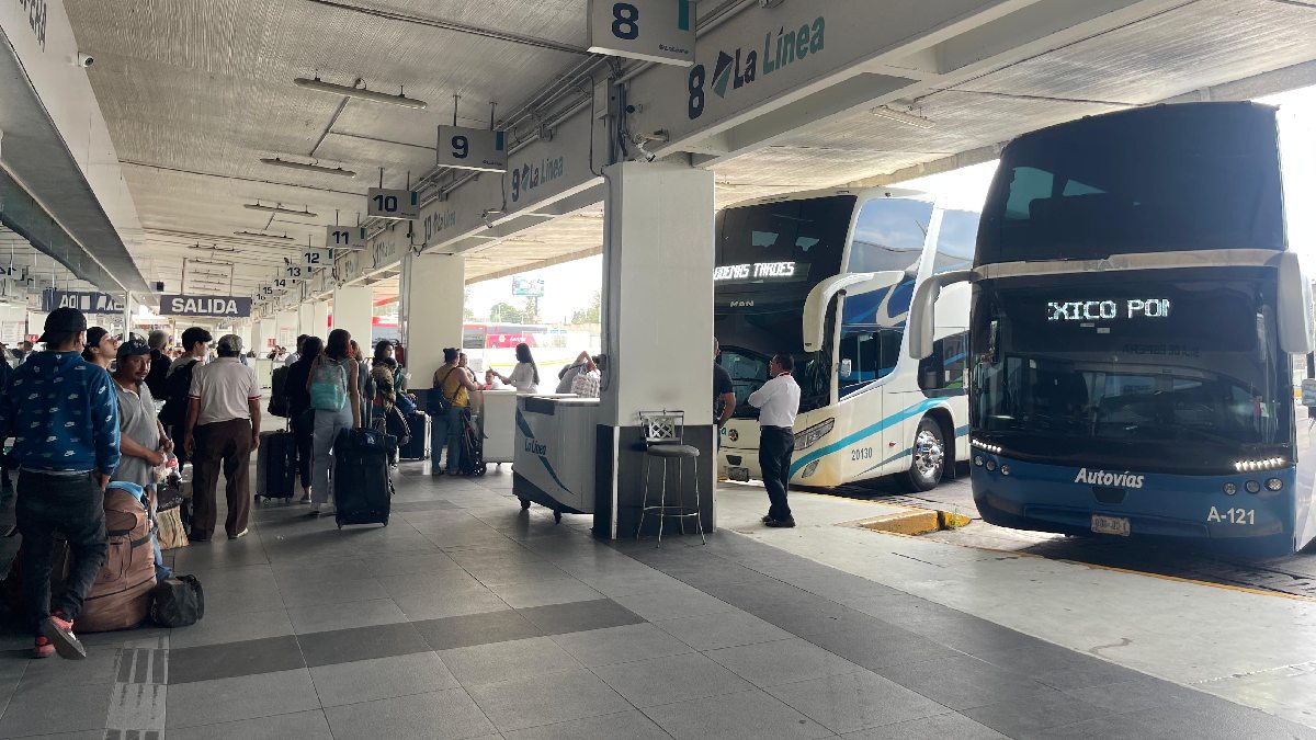 El gobernador de Jalisco, Pablo Lemus, informó que se reforzó la vigilancia en la central camionera de Tlaquepaque con sistemas conectados al C5 y verificación de identidad de pasajeros. El gobierno federal también combate el reclutamiento en redes sociales.