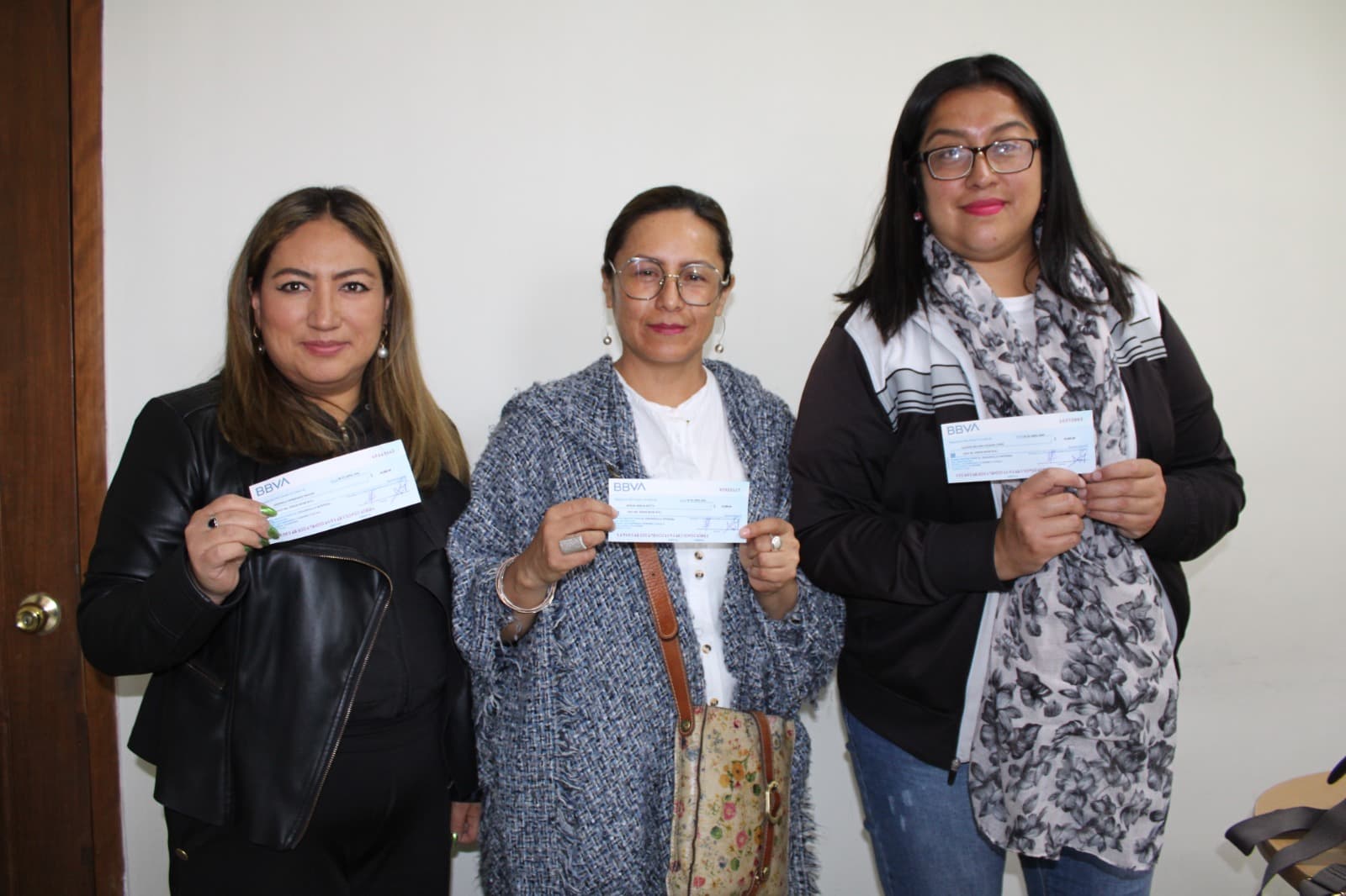 Encuesta de Kardmatch muestra diferencias en la forma en que hombres y mujeres pagan su tarjeta de crédito. Aunque ellas recurren más al financiamiento, su nivel de morosidad es ligeramente menor.