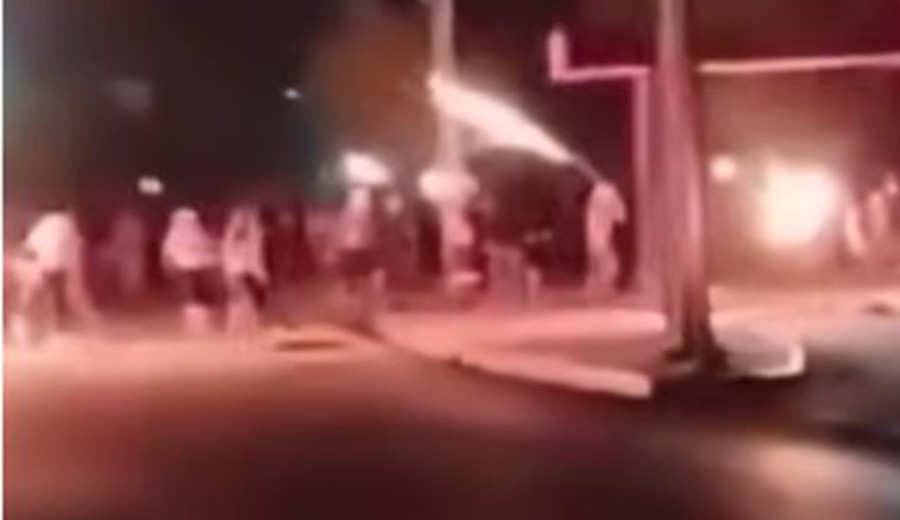 Manifestantes vandalizan una oficina del PCC en Morón, en medio de apagones y escasez; al menos cinco personas fueron detenidas.