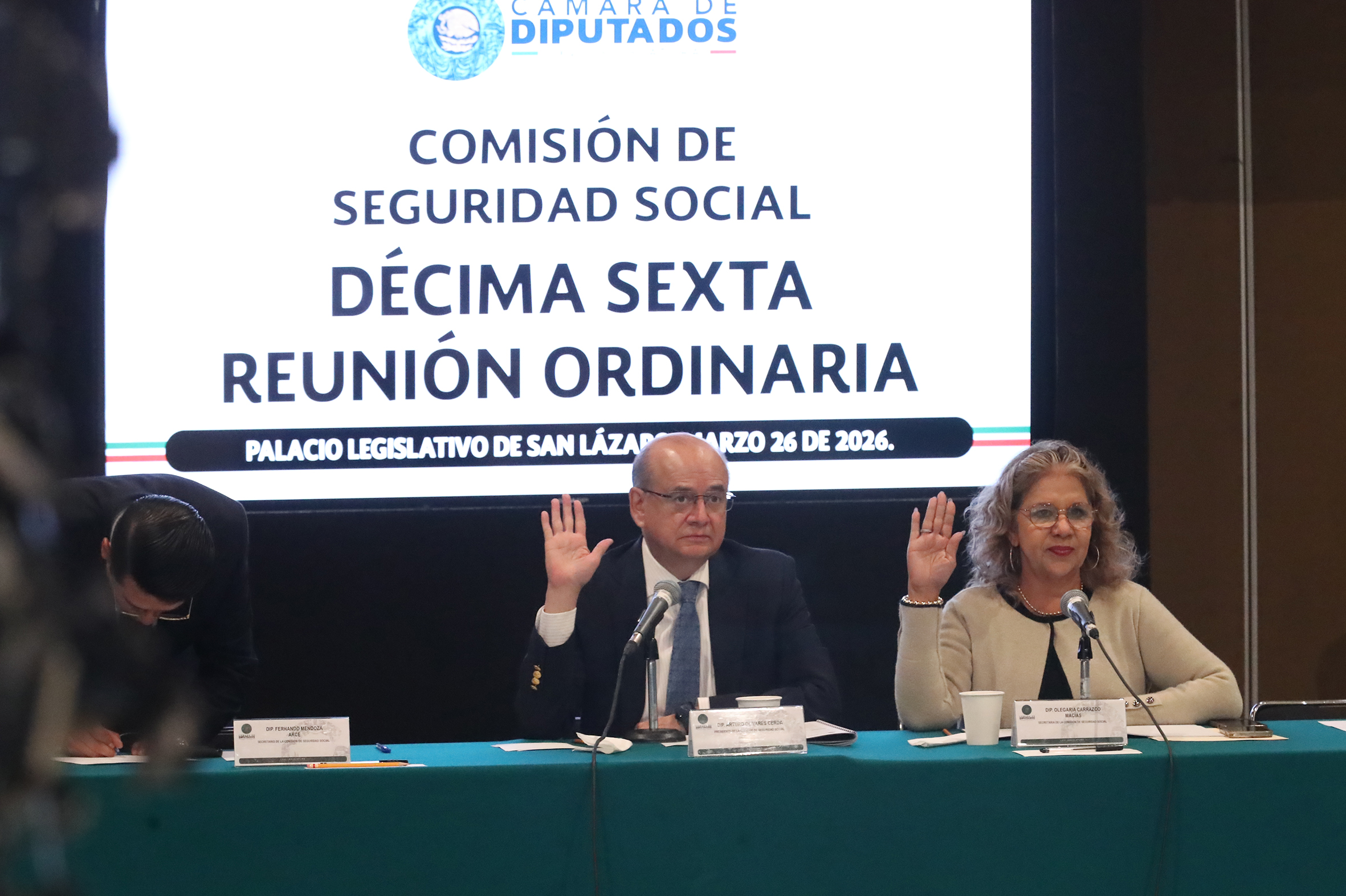 La Comisión de Seguridad Social de la Cámara de Diputados, encabezada por el diputado Arturo Olivares Cerda, aprobó por unanimidad su primer informe semestral de actividades, en el que subraya como prioridad el acceso efectivo a los servicios de salud para la población. El reporte abarca el periodo del 1 de septiembre de 2025 al 28 de febrero de 2026, lapso en el que la Comisión tuvo como encomienda “proteger y mejorar los niveles de bienestar de las personas trabajadoras y sus familias”. Olivares Cerda recordó que este ejercicio responde a la obligación de informar a la Conferencia para la Dirección y Programación de los Trabajos Legislativos. “En dicho periodo realizamos cinco reuniones de junta directiva, cinco ordinarias, una de comisiones unidas con la Comisión de Trabajo y Previsión Social”, indicó. El documento integra apartados como fundamento legal, presentación, integración, asuntos turnados, reuniones, acuerdos y avances del Programa Anual de Trabajo, así como gestión ciudadana. También da cuenta de 41 asuntos enviados para dictamen y nueve analizados en comisiones unidas. Descartan propuesta legislativa En la misma sesión, las y los legisladores aprobaron desechar la iniciativa del diputado Antonio Lorenzo Castro Villarreal, que buscaba adicionar el artículo 26 Bis de la Ley del Instituto de Seguridad y Servicios Sociales de los Trabajadores del Estado. El dictamen concluyó que la propuesta resulta incompatible con disposiciones vigentes de la ley, al incorporar elementos de transparencia salarial ajenos al marco normativo del instituto.