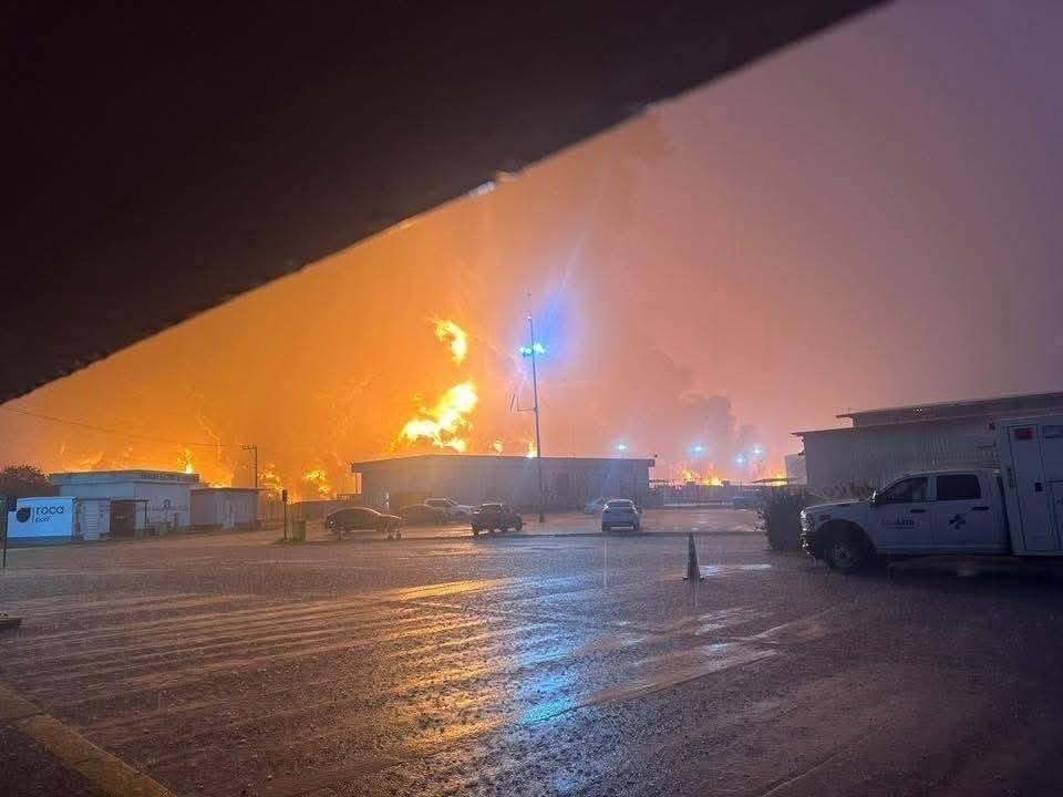 El fuego se registró la mañana de este martes en la terminal marítima cercana a la refinería en Tabasco; la petrolera atribuye el incidente a residuos de hidrocarburos y descarta daños operativos.