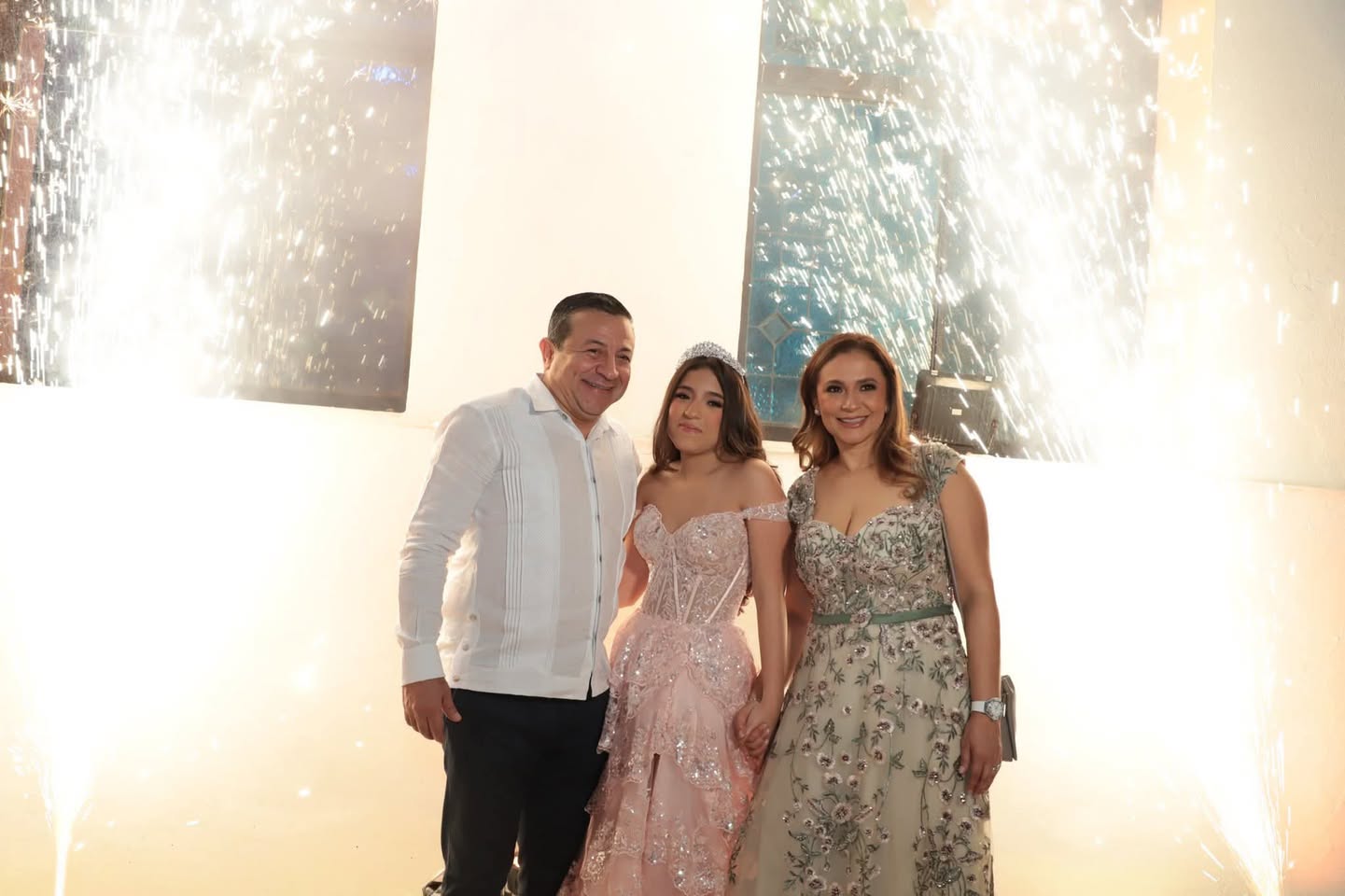 La lujosa fiesta de XV años que se volvió viral en redes sociales por la presencia de artistas como Belinda y J Balvin fue organizada por el empresario tabasqueño Juan Carlos Guerrero Rojas, vinculado a negocios petroleros e inmobiliarios y a contratos con Pemex.