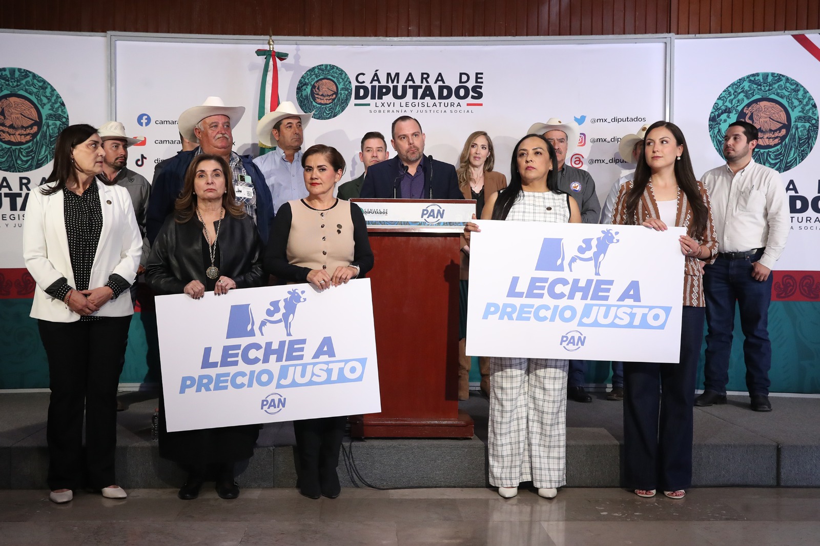 Diputados del PAN y productores denuncian pago de hasta tres pesos por litro de leche, insuficiencia de programas públicos y efectos de importaciones masivas.