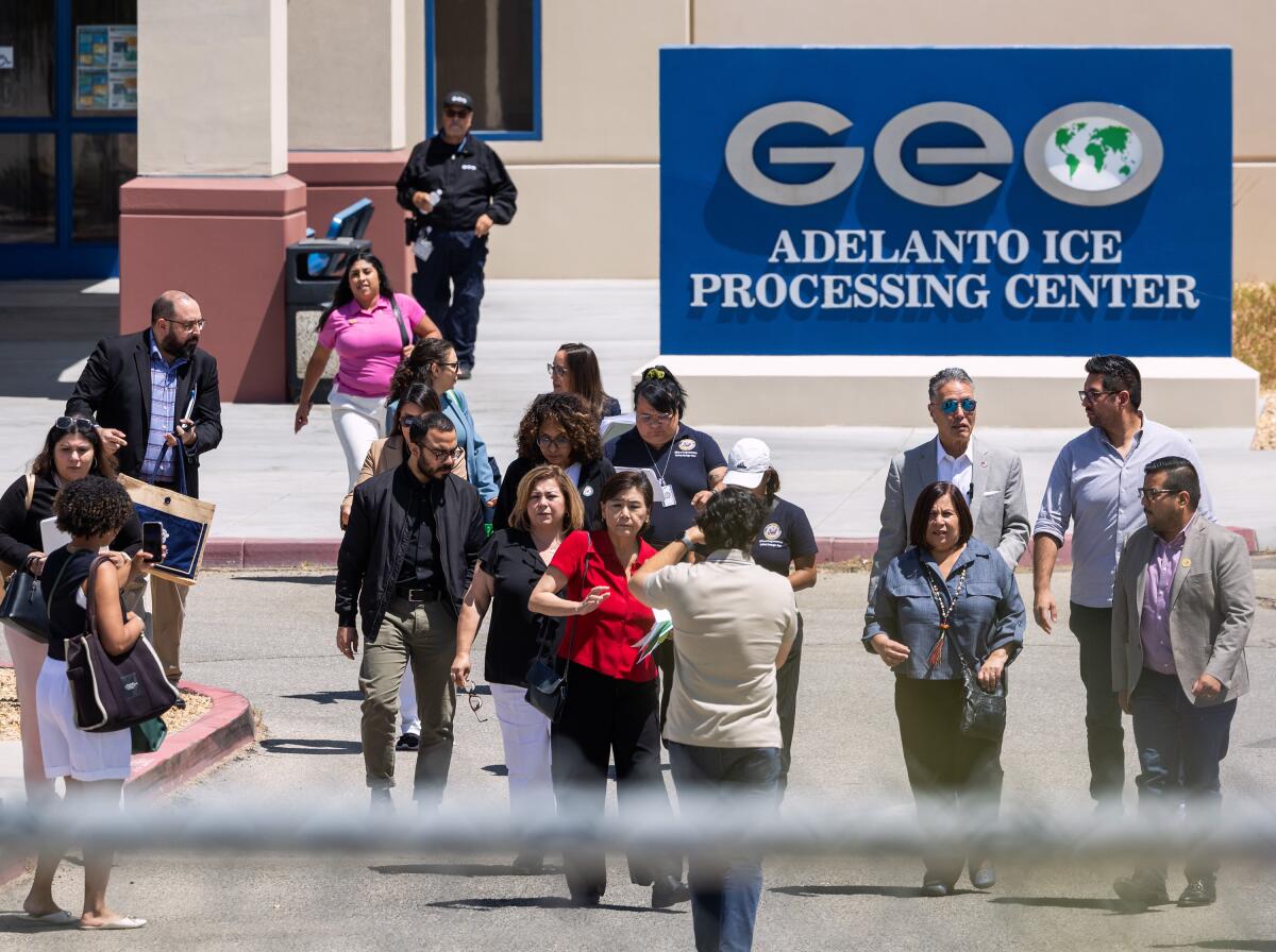 La Cancillería informó que el connacional falleció en el Centro de Procesamiento de Adelanto, California. El Consulado de México en San Bernardino pidió el expediente médico y reportes de custodia, y mantiene acompañamiento a la familia.