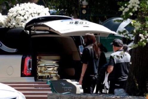Funeraria en Guadalajara y panteón Recinto de la Paz bajo fuerte resguardo; familiares y arreglos florales en medio de alta seguridad.