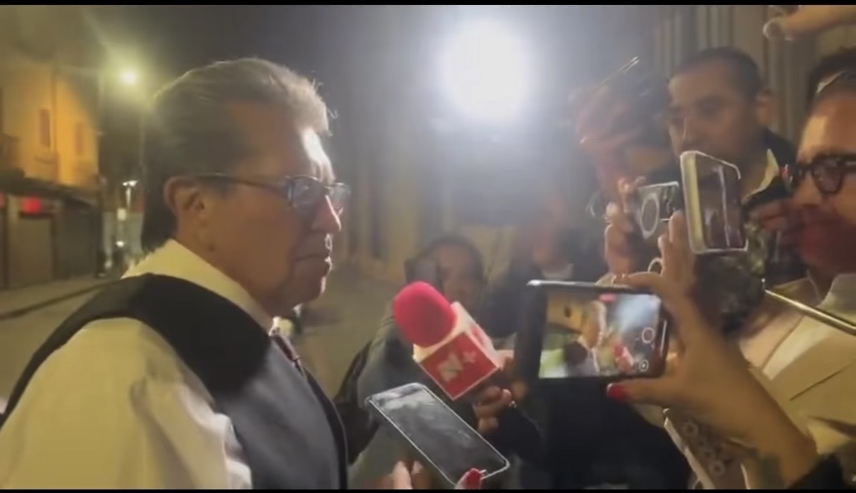 El coordinador de Morena en San Lázaro afirma que la iniciativa presidencial sigue en revisión. Adelanta debate amplio y diálogo con aliados y oposición.