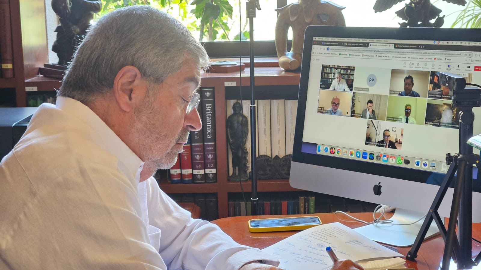 El canciller sostuvo una reunión virtual con embajadores en la región; no se reportan connacionales afectados y se activan protocolos de evacuación ante el cierre del espacio aéreo.