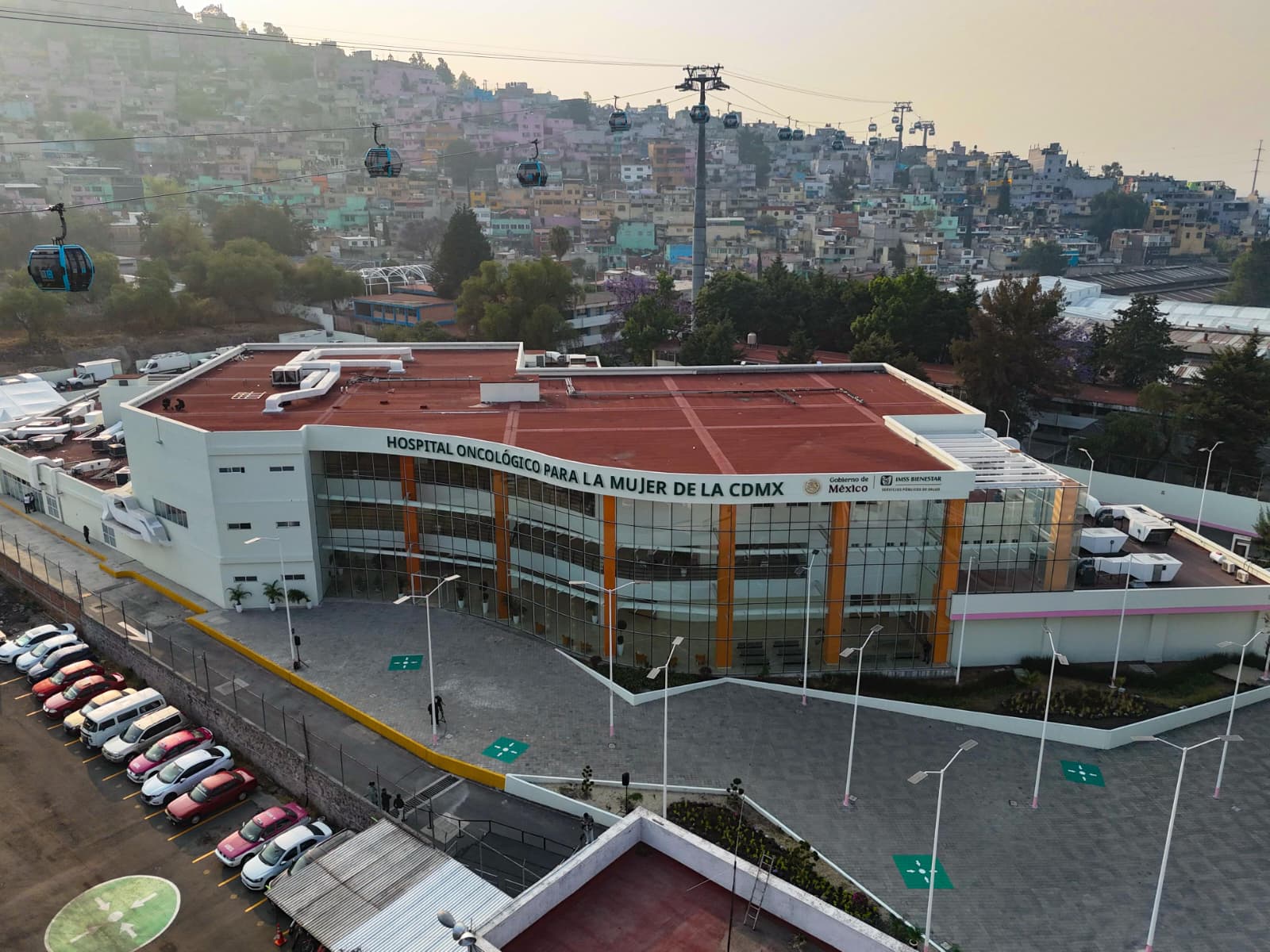 Clara Brugada anuncia ampliación del programa de detección temprana y la compra de 100 mastógrafos durante la inauguración del Hospital Oncológico del IMSS Bienestar en La Pastora.