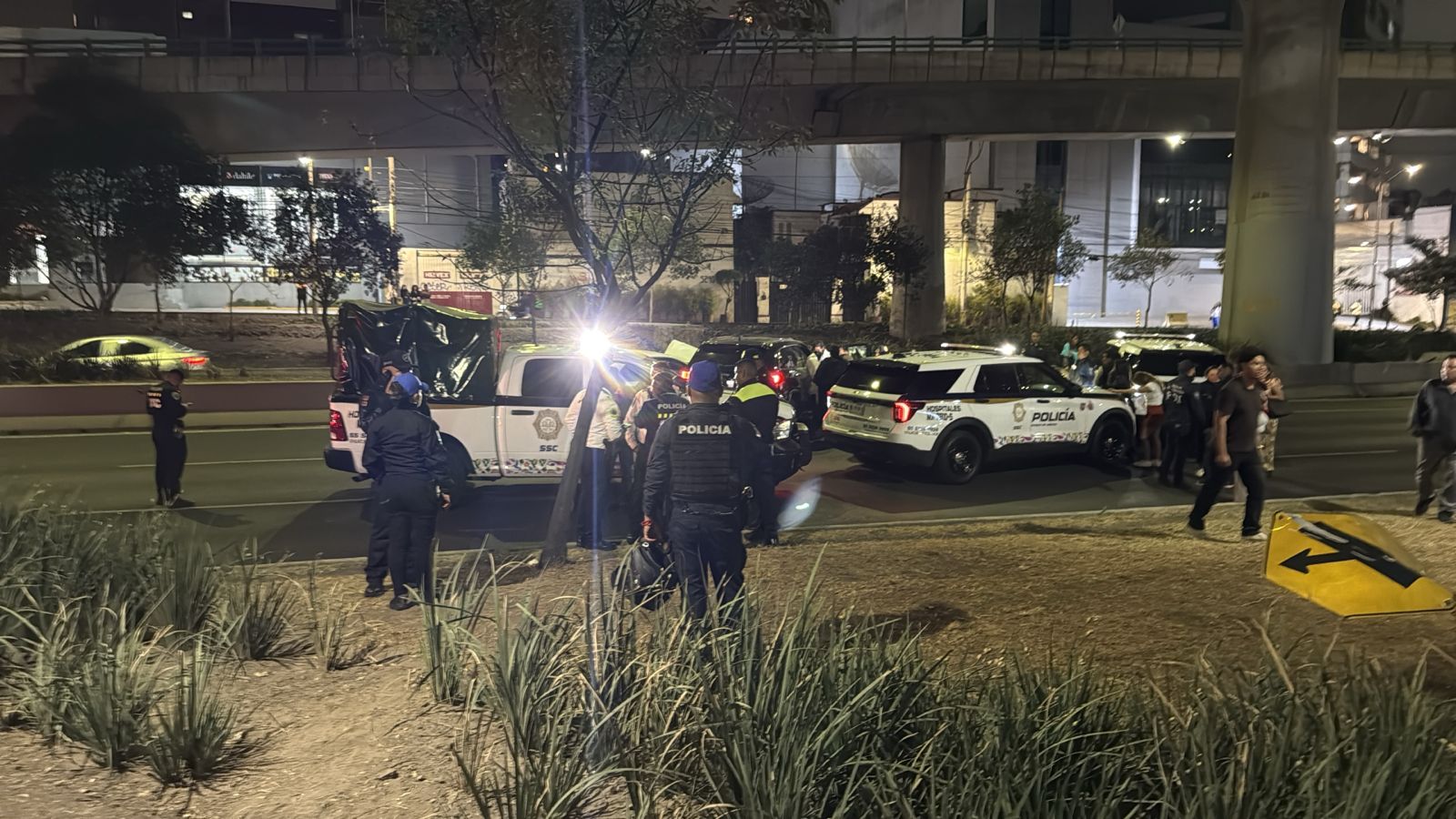 Luis Miguel Victoria Ranfla, ex dirigente nacional del sindicato del ISSSTE, fue asesinado a balazos mientras conducía en Periférico Sur, en la alcaldía Tlalpan. Autoridades capitalinas iniciaron investigaciones para esclarecer el móvil del ataque.