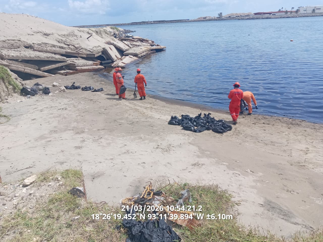Colectivos denuncian expansión del crudo en el Golfo de México, con impactos en pesca, turismo y ecosistemas; cuestionan la respuesta oficial.