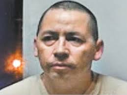 Un tribunal federal ordenó reabrir el proceso judicial relacionado con el caso de Mario Aburto Martínez, sentenciado por el asesinato de Luis Donaldo Colosio, con el fin de investigar nuevamente las denuncias de presunta tortura durante su detención en 1994. La resolución fue emitida por el Octavo Tribunal Colegiado en Materia Penal del Primer Circuito, cuyos magistrados concedieron un amparo y ordenaron reponer el procedimiento, tras detectar irregularidades en el proceso previo. De acuerdo con el fallo, la decisión no implica acreditar la existencia de tortura, sino garantizar que la investigación se lleve a cabo respetando las reglas del debido proceso. El tribunal determinó que en la resolución anterior —emitida por una jueza federal— se omitió incluir a terceros interesados que debían participar en el juicio, lo que vulneró sus derechos procesales y dejó sin validez las actuaciones previas. Como consecuencia, el expediente será devuelto al Juzgado Segundo de Distrito en materia penal, donde deberá reiniciarse el trámite, notificar a todas las partes involucradas y realizar una nueva valoración de la demanda de amparo promovida por la defensa de Aburto. El caso se originó tras la decisión de la Fiscalía General de la República de no ejercer acción penal por tortura, al considerar que no existían pruebas de maltrato durante la detención y traslado del acusado. Sin embargo, la defensa impugnó esa determinación, lo que derivó en la revisión del tribunal colegiado, que ahora abre nuevamente la posibilidad de analizar si hubo violaciones a derechos humanos en uno de los casos más emblemáticos de la historia política reciente de México.