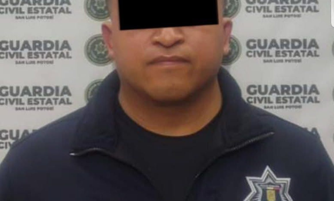 El director de Seguridad Pública municipal fue detenido por posesión de droga y es investigado por su presunta relación con el secuestro de siete trabajadores localizados con vida; también cayó un exfuncionario ligado al caso.