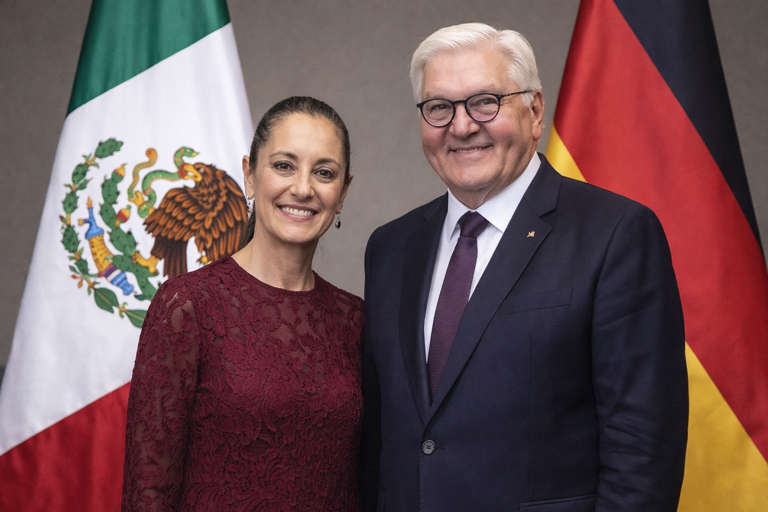 La presidenta inicia con su conferencia matutina y se traslada a Quintana Roo para reunirse con el mandatario alemán y participar en la Convención Bancaria