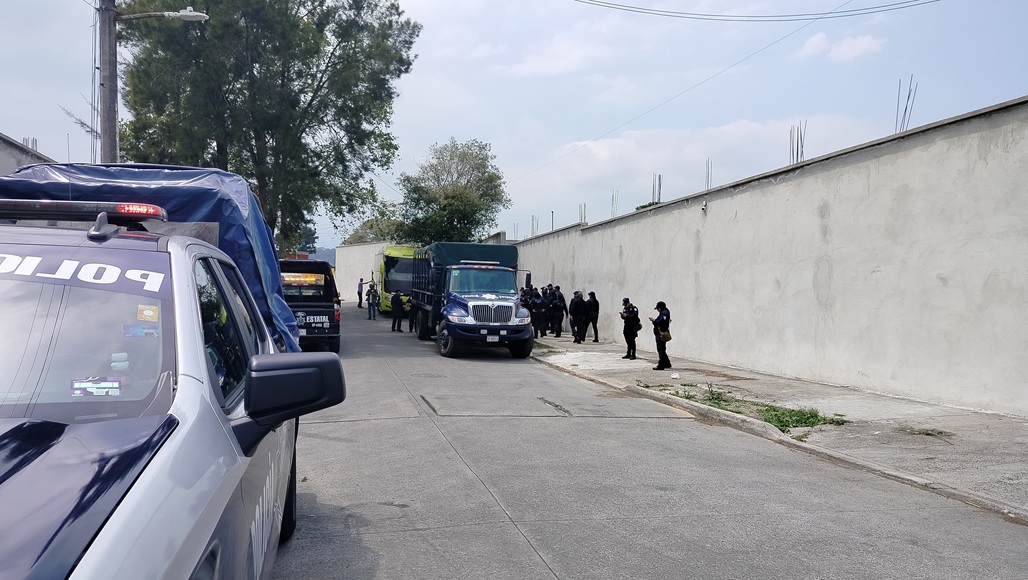El hallazgo ocurrió en Xalapa tras el aseguramiento de un vehículo reportado como robado; entre los migrantes había menores de edad y varios presentaban deshidratación.