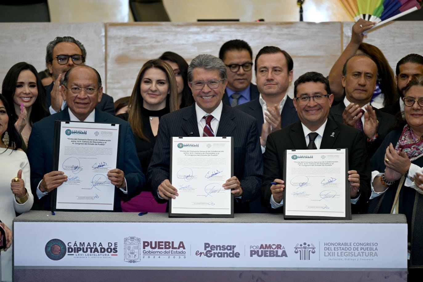 El coordinador de Morena en San Lázaro firmó un convenio de colaboración con el Congreso de Puebla y afirmó que el país necesita representantes más capaces y alejados de los insultos. También informó que ya comenzó el análisis de la iniciativa de reforma electoral enviada por la presidenta Claudia Sheinbaum.