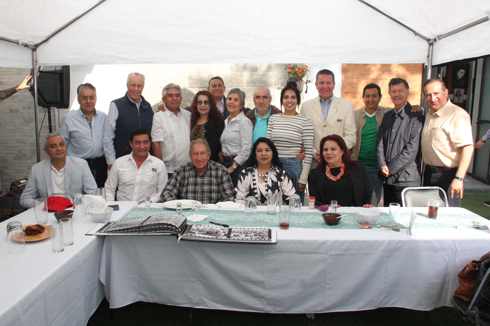 El exgobernador Arturo Montiel Rojas encabeza encuentro con liderazgos en Nezahualcóyotl; envía señales de reconfiguración política en el PRI mexiquense.