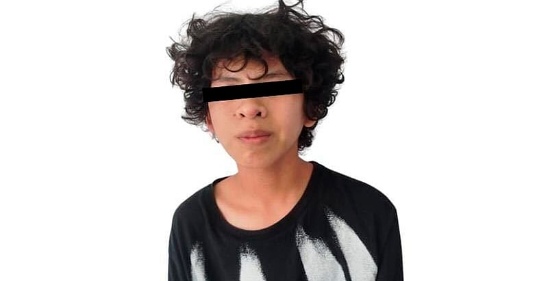 Osmar “N”, de 15 años, fue imputado por el asesinato de dos docentes en Lázaro Cárdenas; permanecerá bajo internamiento preventivo mientras continúa la audiencia.