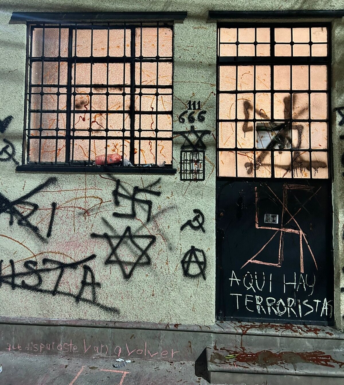 Denuncia intimidación y uso de símbolos nazis contra el artista Amir Fattal durante exposición en la colonia Condesa