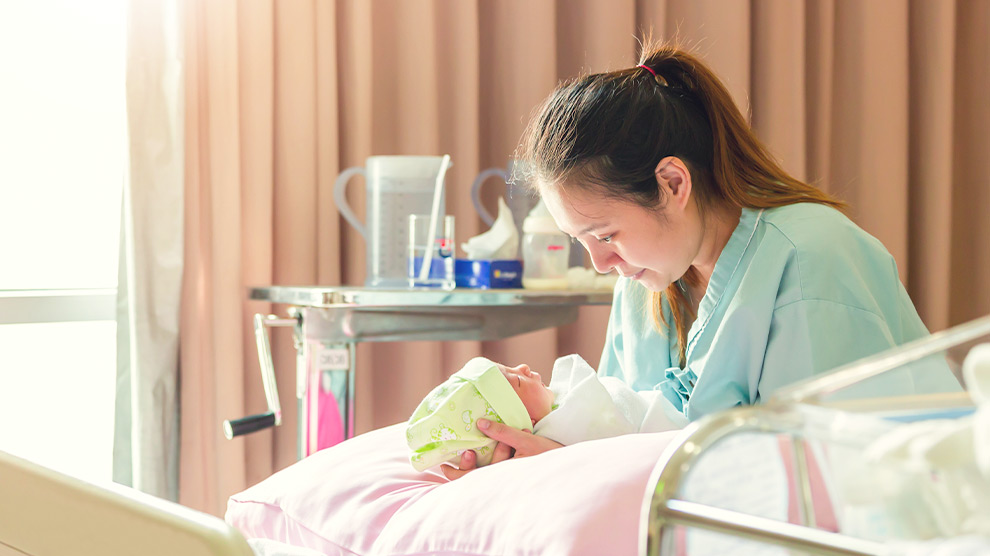 La diputada priista Verónica Martínez García presentó una iniciativa para reformar la Ley General de Salud y permitir que las mujeres embarazadas puedan estar acompañadas por una persona de su confianza durante el trabajo de parto, puerperio y cesárea, como medida para prevenir la violencia obstétrica.