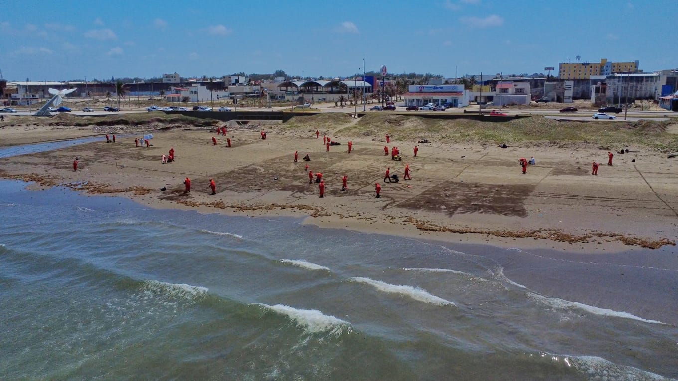 La presidenta señala que imagen difundida carece de sustento científico, confirma investigaciones por derrames y asegura que playas se encuentran limpias.