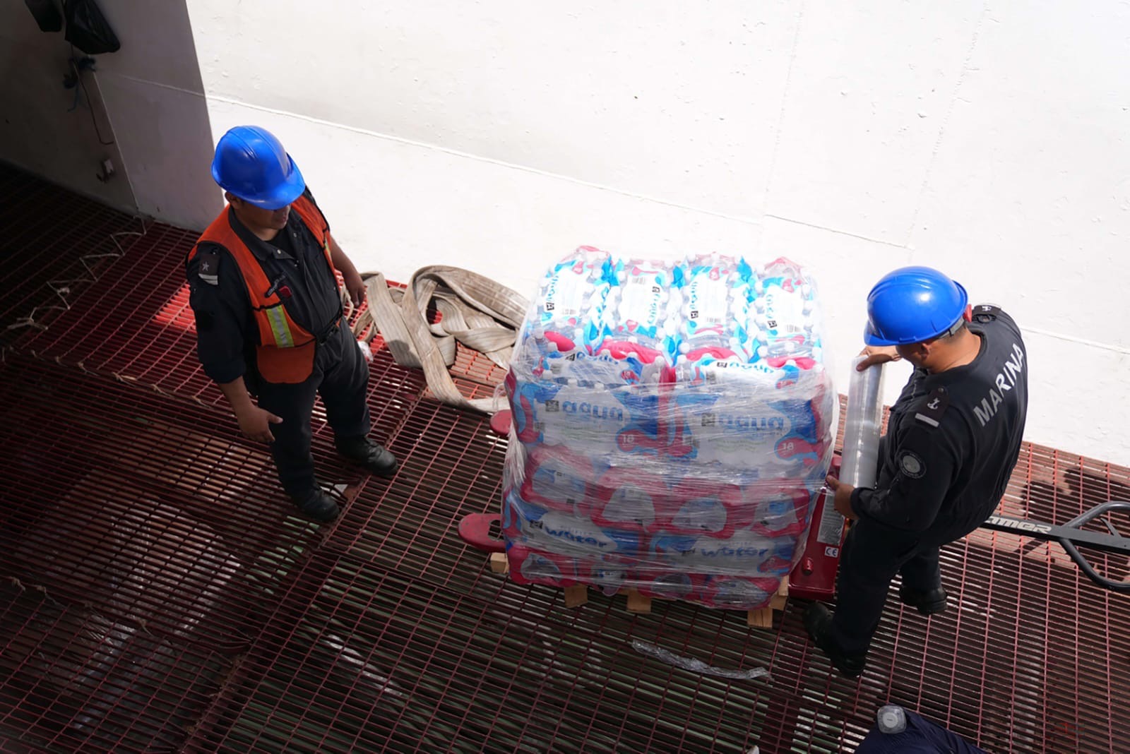 El buque Huasteco arribó con más de 96 toneladas de víveres; autoridades destacan tradición solidaria del país